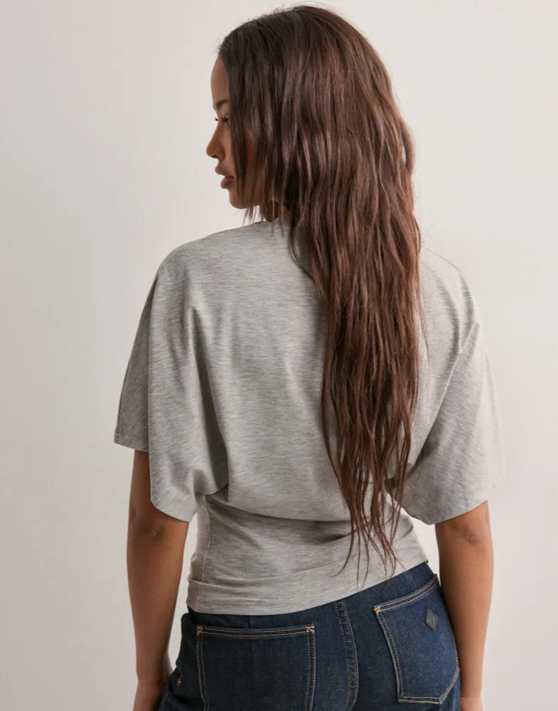 Cirella – Taliowany krój – Krótki t-shirt