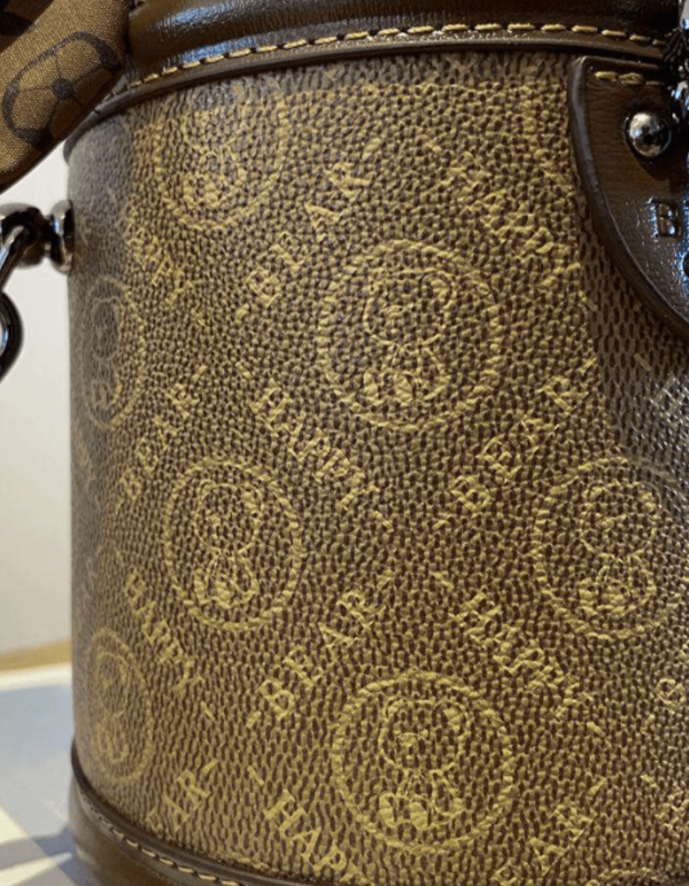 Capucinetta – Detal z monogramem w kształcie króliczka – Torba na ramię