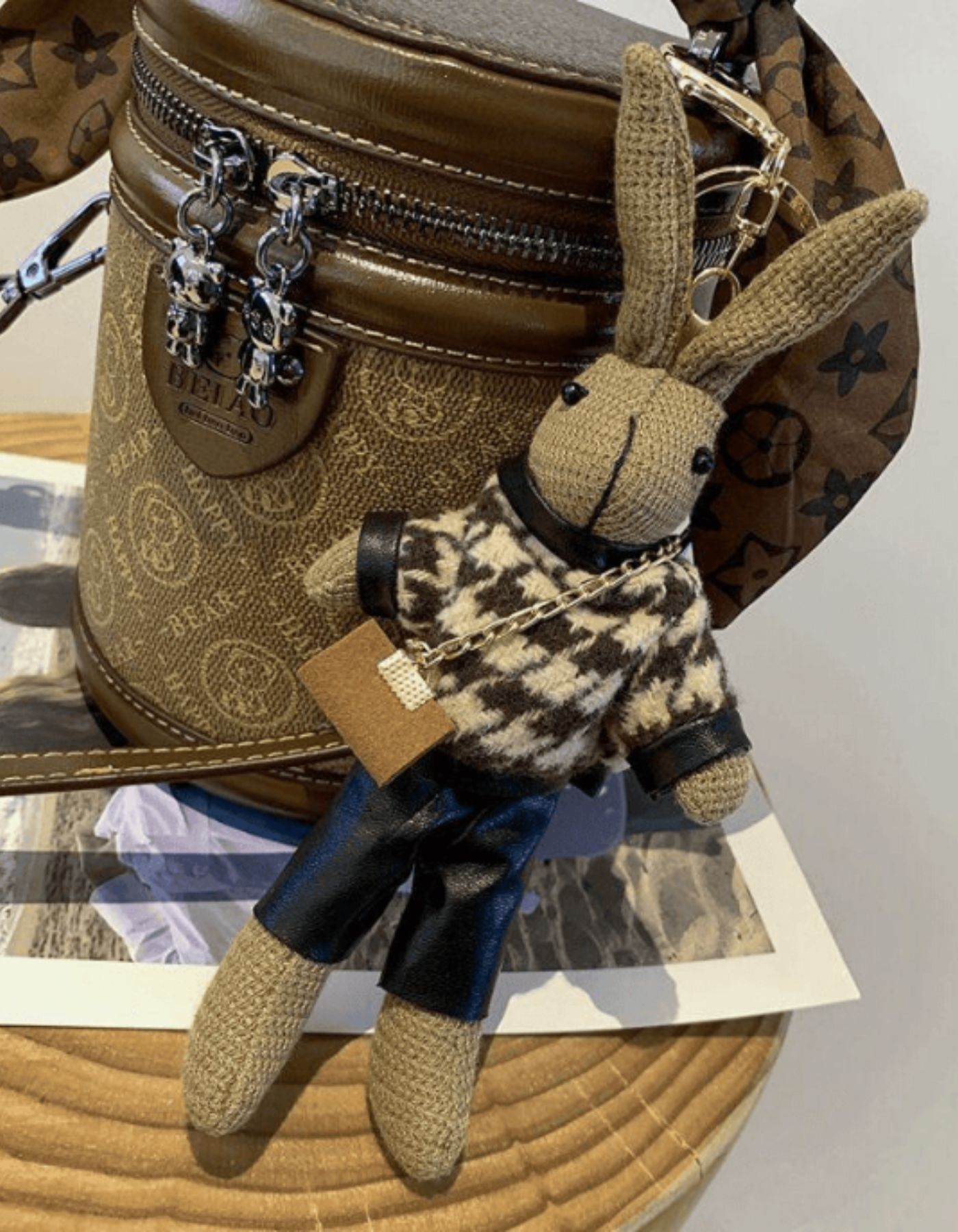 Capucinetta – Detal z monogramem w kształcie króliczka – Torba na ramię