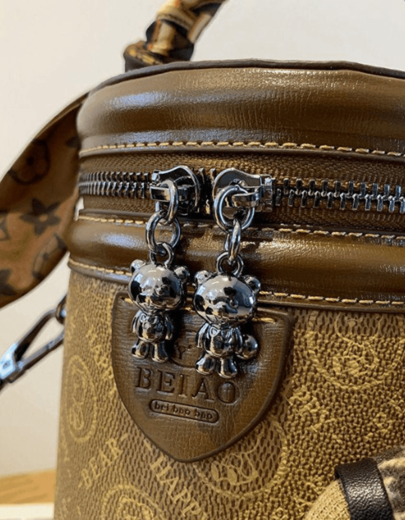 Capucinetta – Detal z monogramem w kształcie króliczka – Torba na ramię