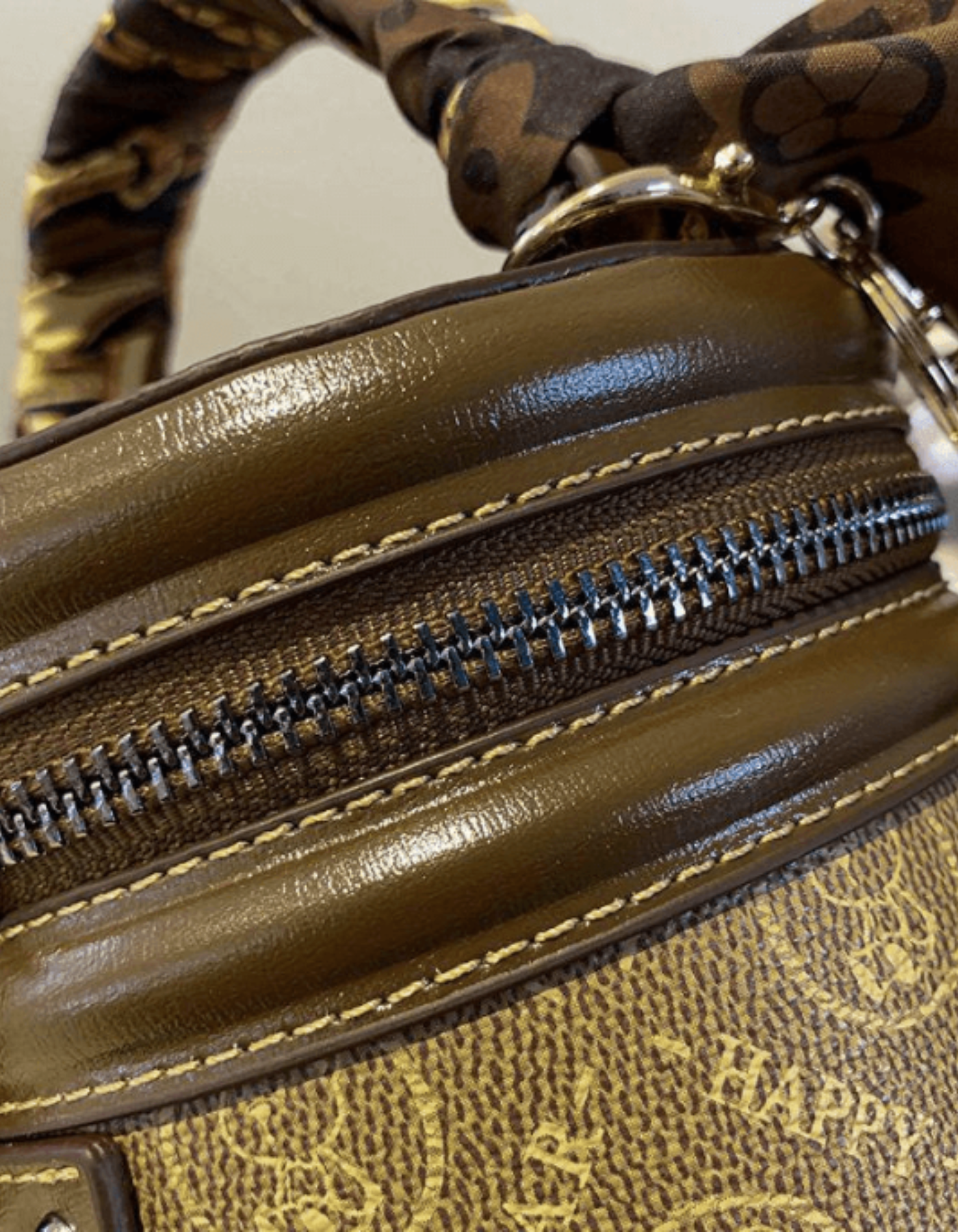 Capucinetta – Detal z monogramem w kształcie króliczka – Torba na ramię