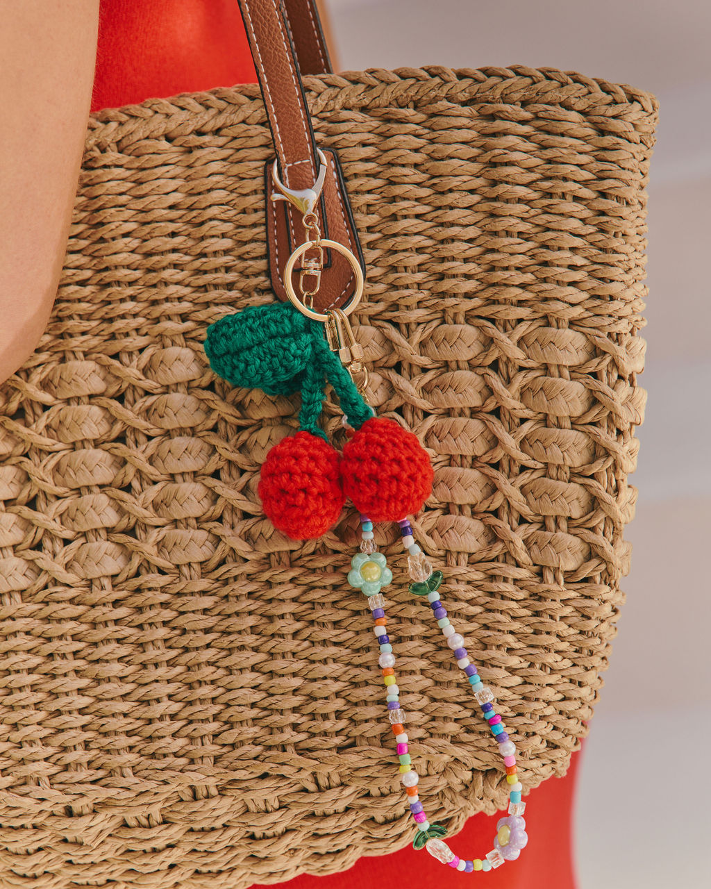 Nylah pleciona torba tote z zawieszkami