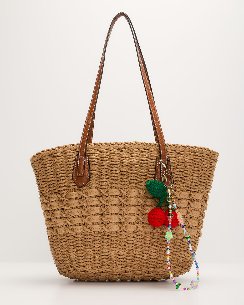 Nylah pleciona torba tote z zawieszkami