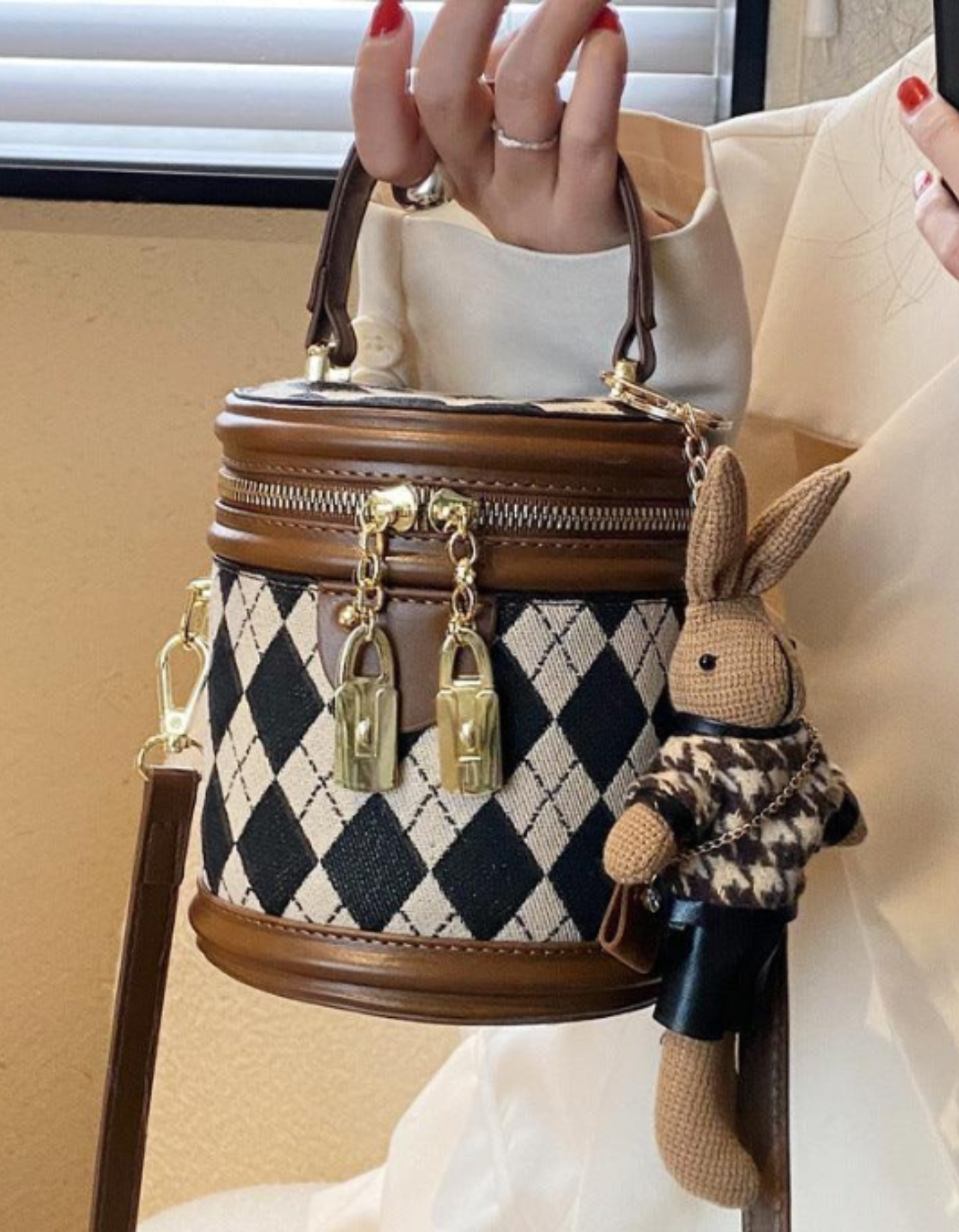 Tessalyn – Zawieszka z króliczkiem w romby – Torba na ramię